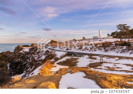 「青森県」夕陽を浴びる鮫角灯台 八戸市 「青森県」夕陽を浴びる鮫角灯台 八戸市 107438597