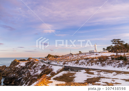 「青森県」夕陽を浴びる鮫角灯台　八戸市 107438598