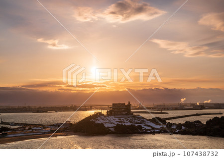「青森県」夕日が沈む八戸港の美しい風景　蕪島 107438732