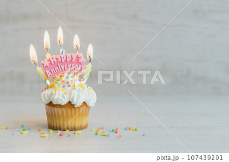 記念日や誕生日のケーキ　お祝いのスイーツ写真素材 107439291