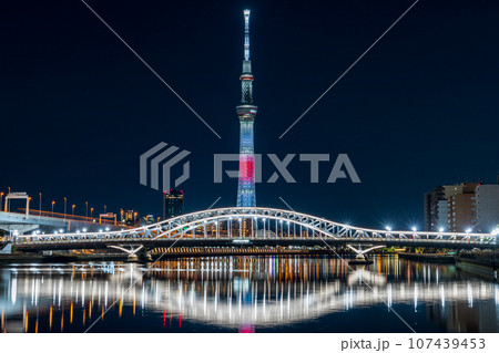 「東京都」汐入公園から眺める東京スカイツリー　「日の丸」をイメージした特別ライトアップ 107439453