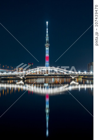 「東京都」汐入公園から眺める東京スカイツリー 「日の丸」をイメージした特別ライトアップ 「東京都」汐入公園から眺める東京スカイツリー 「日の丸」をイメージした特別ライトアップ 107439470