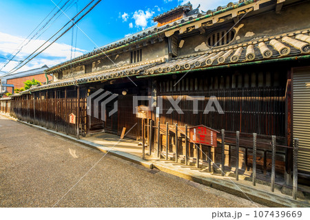 奈良　重要伝統的建造物群保存地区　今井町の町並み 107439669