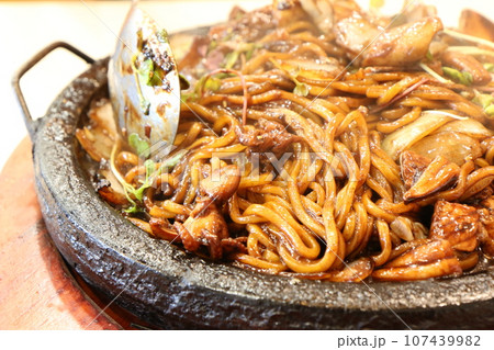 混ぜた状態の石焼きチャジャン麺（韓国） 107439982