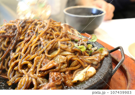 石焼きチャジャン麺を混ぜる（韓国） 107439983