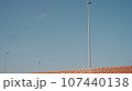 青空に伸びる電灯 107440138