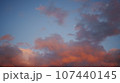 夕日に照らされた赤い雲 107440145