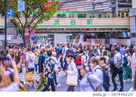 日本の東京都市景観 10月。全国・47都道府県/2週連続減↓。賑わう渋谷駅前。マ無し、感染爆発はない 107440220