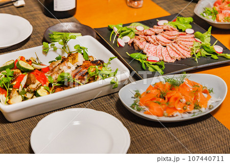瑞々しく美味しそうな料理 107440711