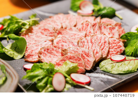 美味しそうな瑞々しい牛肉のたたき 107440719