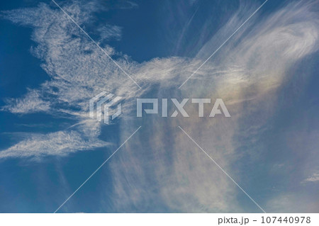 秋の夕暮れにたなびく筋雲と変形鱗雲 107440978