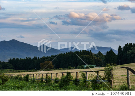 岩手県小岩井農場の秋の夕暮れ 茜雲が浮かぶ小岩井農場の岩手山 岩手県小岩井農場の秋の夕暮れ 茜雲が浮かぶ小岩井農場の岩手山 107440981