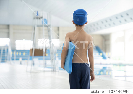 室内プールでビート板を持つ少年の後ろ姿 室内プールでビート板を持つ少年の後ろ姿 107440990