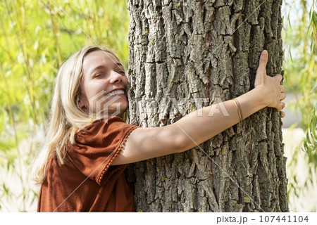 hands and tree 107441104
