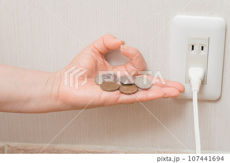 【電気代の節約をイメージする主婦 小銭編】 【電気代の節約をイメージする主婦 小銭編】 107441694