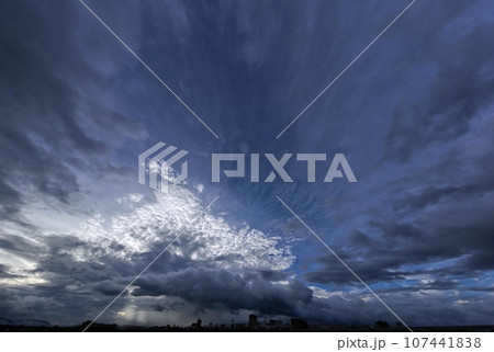 空一面が多様な雲に覆われた雨上がりの朝空・初秋・超広角・空主体・230921am 空一面が多様な雲に覆われた雨上がりの朝空・初秋・超広角・空主体・230921am 107441838