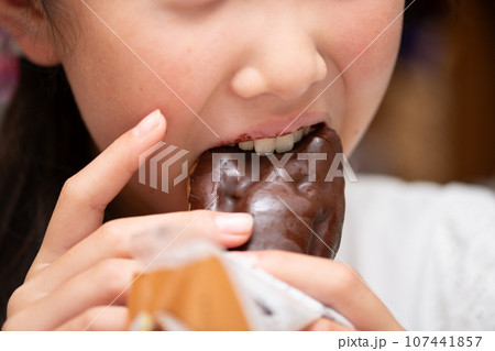 エクレアを食べる子供 107441857