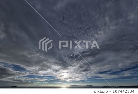 多様な雲が空一面に広がった夕方の空・初秋・超広角・空主体・230917pm 107442334