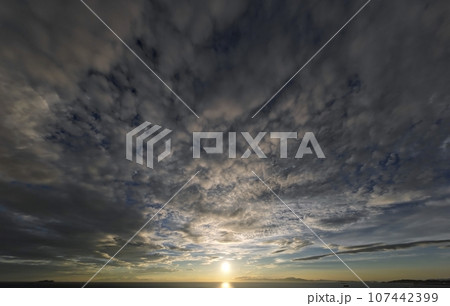 多様な雲が空一面に広がった夕方の空・初秋・超広角・空主体・230917pm 多様な雲が空一面に広がった夕方の空・初秋・超広角・空主体・230917pm 107442399