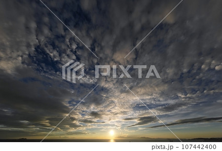 多様な雲が空一面に広がった夕方の空・初秋・超広角・空主体・230917pm 多様な雲が空一面に広がった夕方の空・初秋・超広角・空主体・230917pm 107442400
