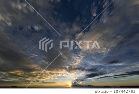 多様な雲が空一面に広がった夕方の空と夕陽を覆う積乱雲・初秋・超広角・空主体・230917pm 多様な雲が空一面に広がった夕方の空と夕陽を覆う積乱雲・初秋・超広角・空主体・230917pm 107442783