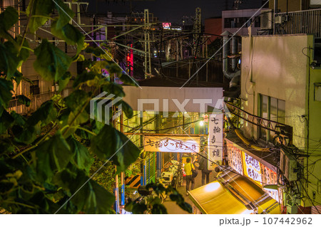 日本の川崎都市景観 10月・レトロな飲み屋街・溝の口駅西口商店街などを望む 107442962