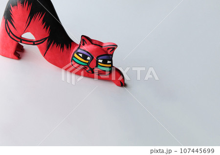 悪魔を威圧し退散させる赤色、魔除け、無病息災の赤い猫 悪魔を威圧し退散させる赤色、魔除け、無病息災の赤い猫 107445699