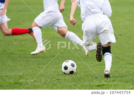 サッカー　フットボール 107445754