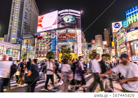 日本の東京都市景観 10月。全国・47都道府県/2週連続減↓。賑わう渋谷駅前。脱マ完了、希望の時代へ 107445820