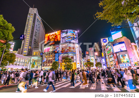 日本の東京都市景観 10月。全国・47都道府県/2週連続減↓。賑わう渋谷駅前。脱マ完了、希望の時代へ 107445821
