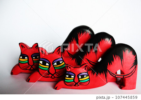 悪魔を威圧し退散させる赤色、魔除け、無病息災、赤い猫の家族 悪魔を威圧し退散させる赤色、魔除け、無病息災、赤い猫の家族 107445859