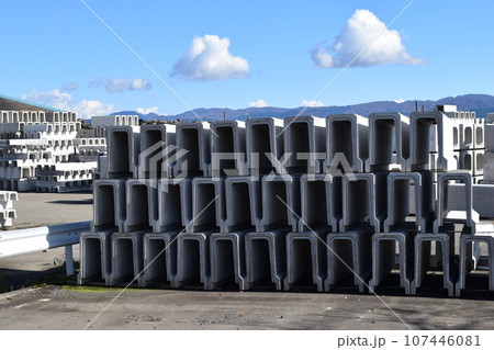 積まれた土木工事用コンクリート製品 積まれた土木工事用コンクリート製品 107446081