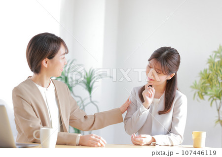 1on1_悩んでいる部下にアドバイスする女性管理職_1 107446119
