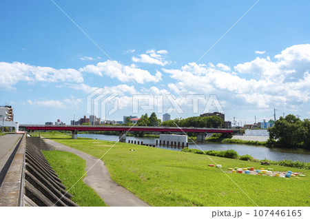 河川敷公園と橋 107446165