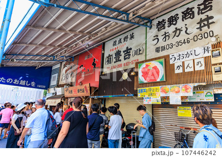東京　中央区　観光客で賑わう築地場外市場（もんぜき通り） 107446242