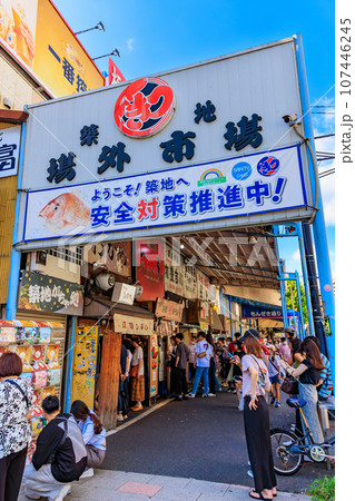 東京 中央区 観光客で賑わう築地場外市場(もんぜき通り) 東京 中央区 観光客で賑わう築地場外市場(もんぜき通り) 107446245