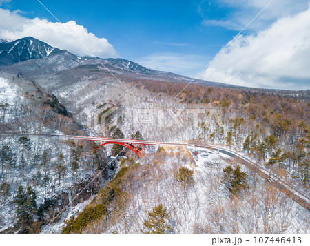 「山梨県」冬の東沢大橋付近をドローンで空撮・清里 「山梨県」冬の東沢大橋付近をドローンで空撮・清里 107446413