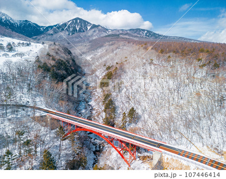 「山梨県」冬の東沢大橋付近をドローンで空撮・清里 107446414