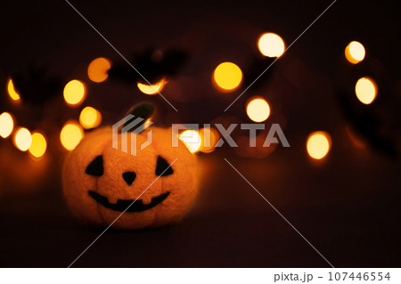 Halloween pumpkin on dark background. Funny wool felted pumpkin and bats. Copy space. Halloween pumpkin on dark background. Funny wool felted pumpkin and bats. Copy space. 107446554