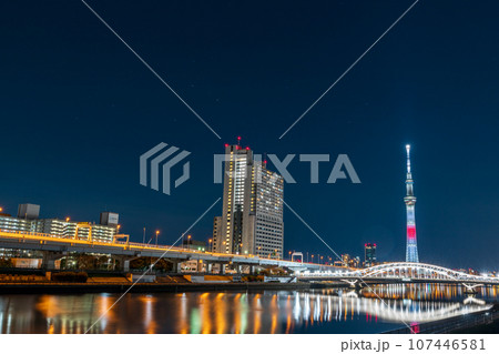 「東京都」汐入公園から眺める東京スカイツリー　「日の丸」をイメージした特別ライトアップ 107446581