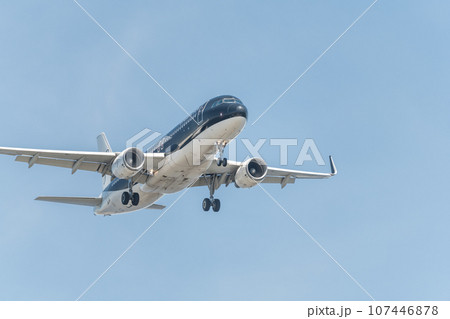 【城南島海浜公園上空から着陸態勢のスターフライヤー機】 107446878