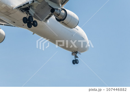 【城南島海浜公園上空から着陸態勢のJAL機】 107446882