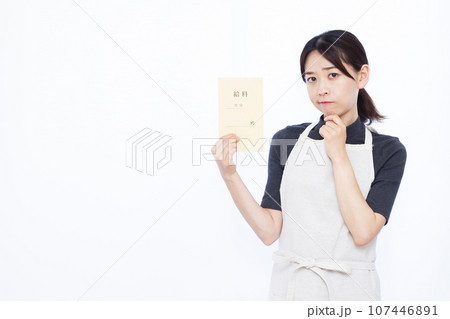 白い背景の前で給料袋を持ち悩んでいる30代の主婦 107446891
