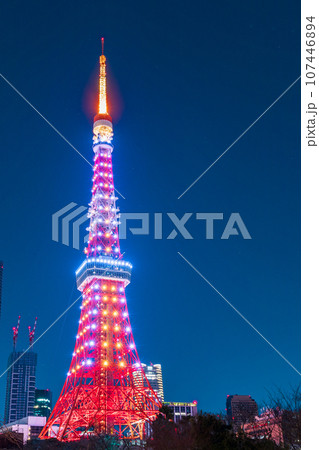 夜景「東京都」芝公園から眺めるライトアップした東京タワー 107446894