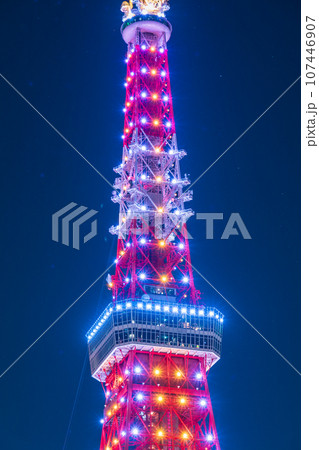 夜景「東京都」芝公園から眺めるライトアップした東京タワー 夜景「東京都」芝公園から眺めるライトアップした東京タワー 107446907