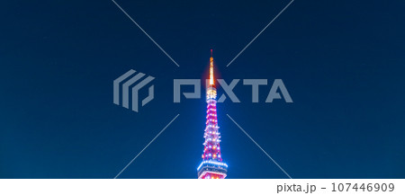 夜景「東京都」芝公園から眺めるライトアップした東京タワー 107446909