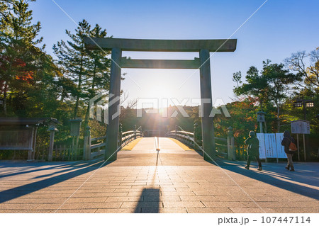 伊勢神宮　内宮　宇治橋鳥居から昇る朝日 107447114