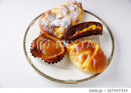甘い菓子パン 107447354