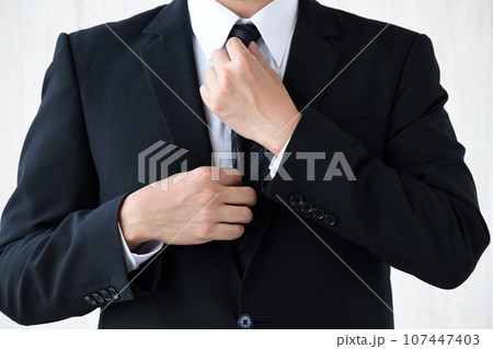 ネクタイを整えるビジネスマン 107447403