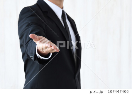 手を差し伸べるビジネスマン 107447406